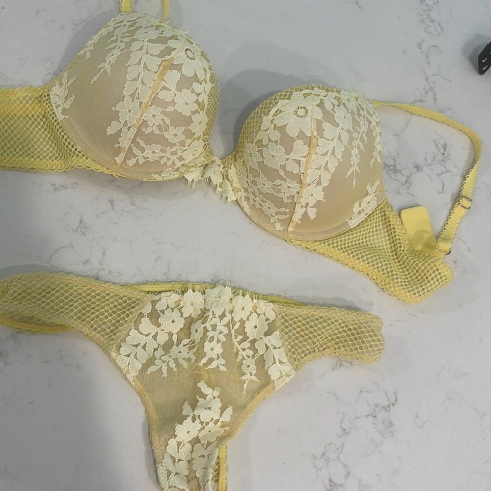 New without tags Victoria’s Secret yellow lace very sexy push up bra and thong